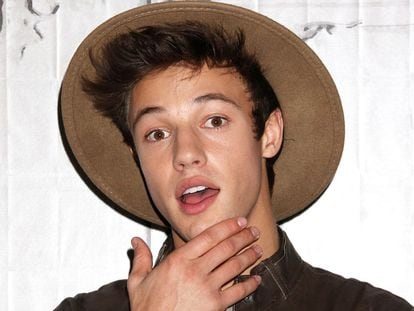 Cameron Dallas derrochando espontaneidad frente al objetivo.