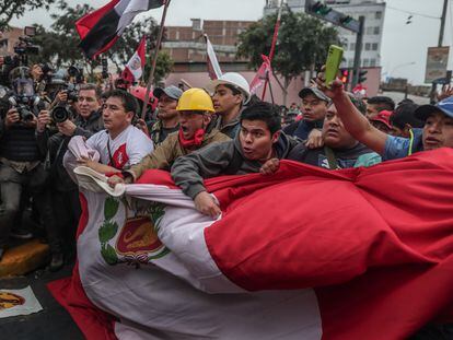 Un grupo de manifestantes protesta para reclamar la renuncia de la presidenta Dina Boluarte y el cierre del Congreso, en Lima (Perú), este jueves.
