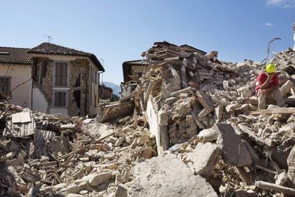 Miembros de los servicios de emergencia contin&uacute;an con las labores de b&uacute;squeda de v&iacute;ctimas del terremoto en Amatrice (Italia).