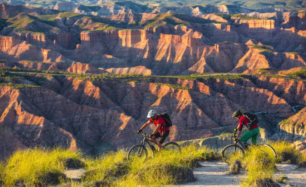 Ciclistas en el desierto de Gorafe (Granada).