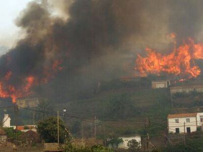 Imagen del 27 de julio del incendio en el pueblo de Chipude, en La Gomera.