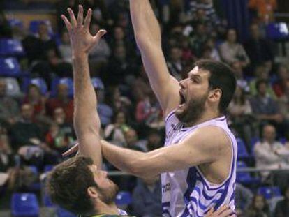 Ivanov lanza a canasta ante Freeland en un Unicaja-Alicante