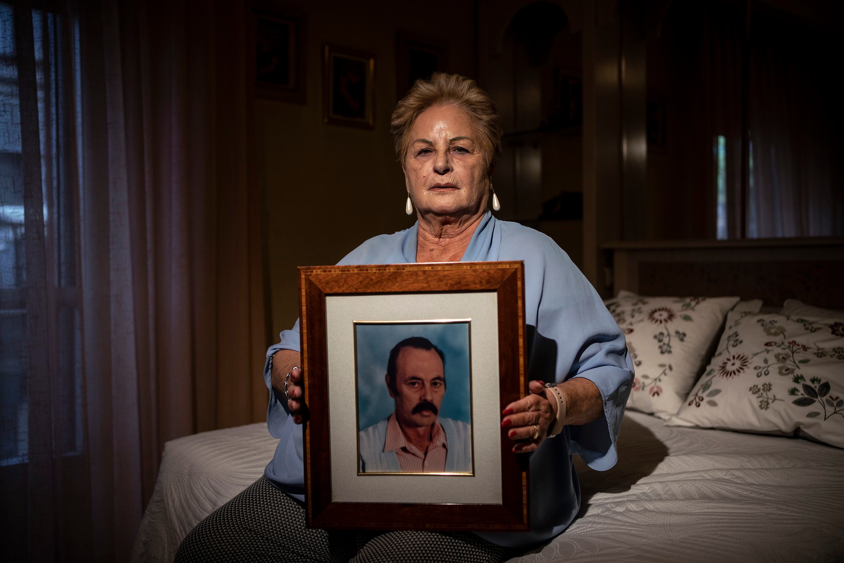 Mercedes Araujo sostiene la foto de su marido, Andrés Muñoz, asesinado por ETA, en su piso de Getafe, en Madrid. 
