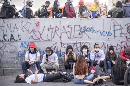 Jóvenes manifestantes en las calles de Bogotá.