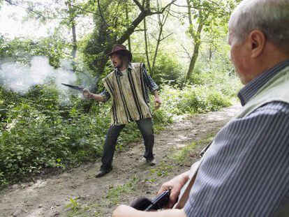 Anxo Manuel Lamelo interpreta a 'Chicano' en la aldea de Perros (Sarria) ante la mirada del director cinematográfico Radilo.