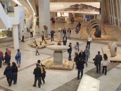 Visitantes de la Exposici&oacute;n Gallaecia Petrea poco despu&eacute;s de su inauguraci&oacute;n en el mes de junio.