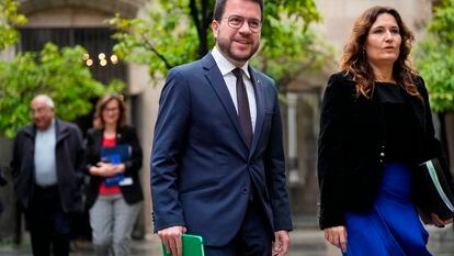 El presidente de la Generalitat, Pere Aragonès, y su vicepresidenta, Laura Vilagrà, a su llegada a la reunión semanal del gobierno catalán, el martes.