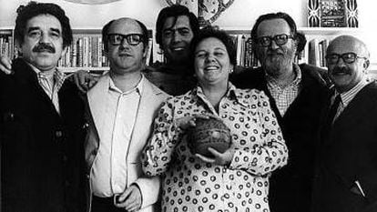 De izquierda a derecha, Gabriel García Márquez, Jorge Edwards, Mario Vargas Llosa, José Donoso y Ricardo Muñoz Suay junto a Carmen Balcells, en Barcelona en 1974.