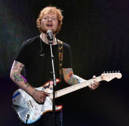 Ed Sheeran llena de topicazos su canción 'Barcelona'.