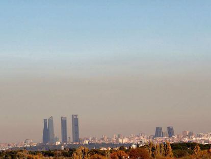 Vista de la capa de contaminaci&oacute;n que cubr&iacute;a la capital el pasado lunes.