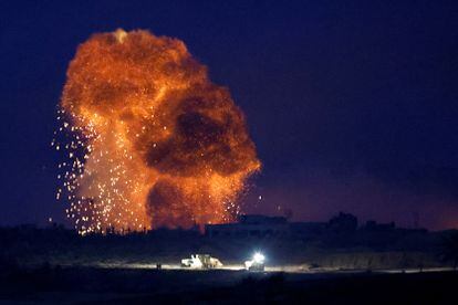 Vista de una explosión tras un ataque aéreo israelí en la franja de Gaza, visto desde el sur de Israel. 