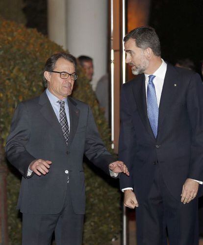 El rey Felipe conversa con el president de la Generalitat, Artur Mas