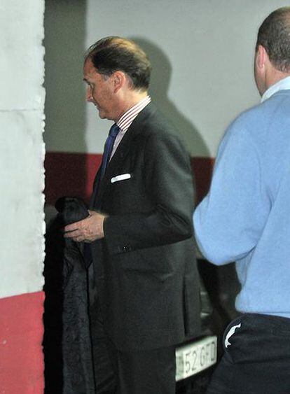 El ex alcalde de Pozuelo Jesús Sepúlveda deja el Consistorio por una puerta trasera.