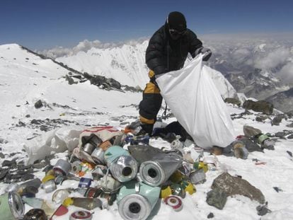 Un hombre recogiendo basura del Everest en 2010.