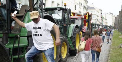 Un ganadero que apoya las protestas, junto a su tractor en Lugo.