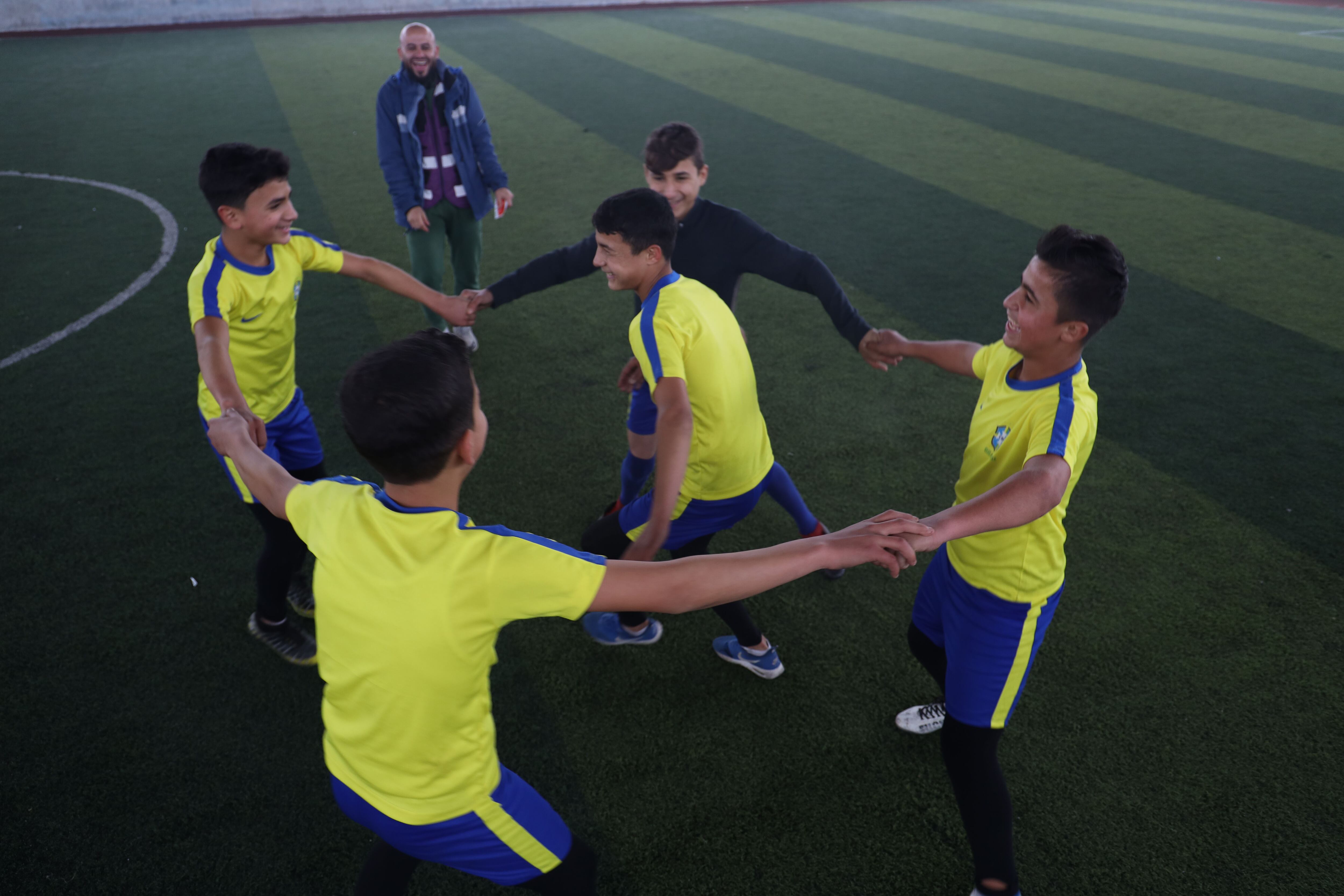 Hussein, en el centro de la imagen, celebra un gol rodeado por el resto de su equipo.  