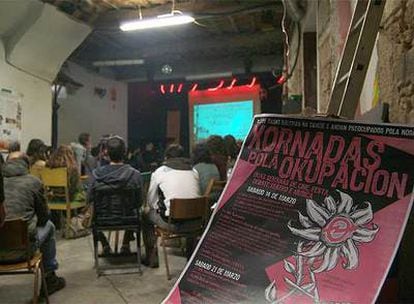 Una charla, el pasado domingo, en el centro social <i>okupado </i>de As Atochas, en el barrio coruñés de Monte Alto.