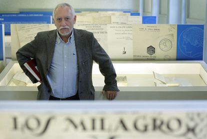 El profesor José Luis González Llavona en la exposición de la Residencia de Estudiantes.