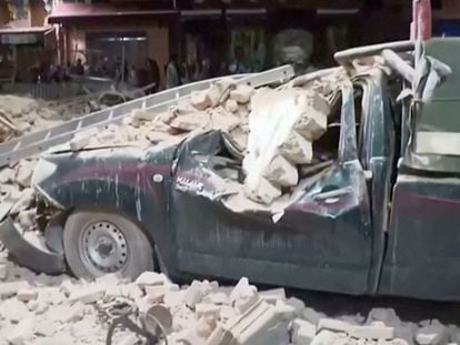 Un vehículo sepultado bajo los restos de un edificio en Marraquech.