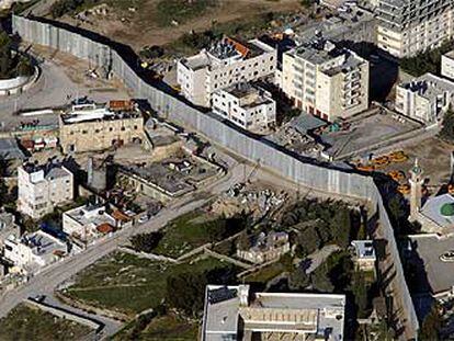Vista aérea del muro de cemento de ocho metros de altura que separa de Cisjordania las afueras de Jerusalén.
