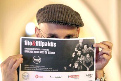 Fito muestra el cartel anunciador de los conciertos benéficos que ofrecerá en Bilbao este fin de semana.