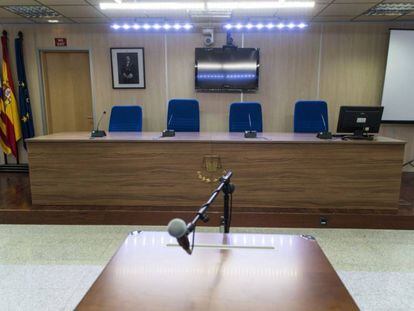 Vista de una sala de juicio oral desde el asiento para declarar ante los magistrados y el letrado de justicia.