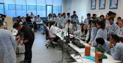 Estudiantes de Secundaria participan en el taller 'Descubre la Ingeniería'.