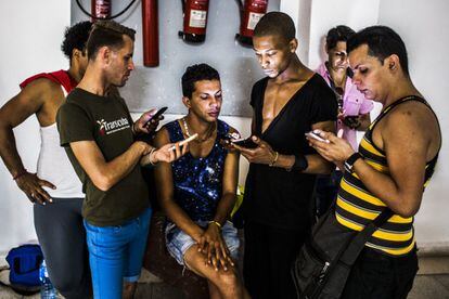 Varios chicos de la red Trans Cuba durante unas jornadas de sensibilización del movimiento gay en La Habana, donde la tolerancia hacia los homosexuales y bisexuales ha aumentado bastante en los últimos años.