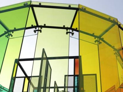 Muestras de vidrio coloreado en una exposición por el 350º aniversario de Saint-Gobain en São Paulo (Brasil)