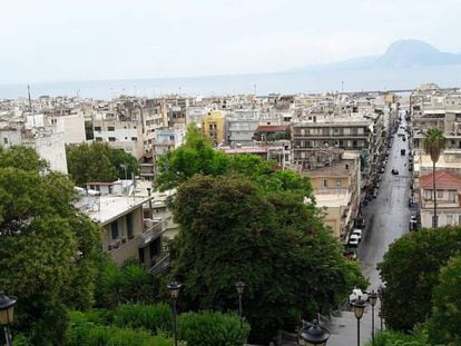 Vista de Patras (Grecia) desde la colina del castillo con el golfo de Corinto al fondo.