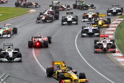 El Ferrari de Fernando Alonso, parado en sentido contrario en medio del circuito tras chocar después de la primera curva con Button.