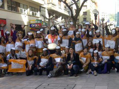 Participantes en un &#039;flashmob&#039; para conmemorar el D&iacute;a Internacional de la Mujer celebrado esta ma&ntilde;ana en la calle Ercilla, en Bilbao.