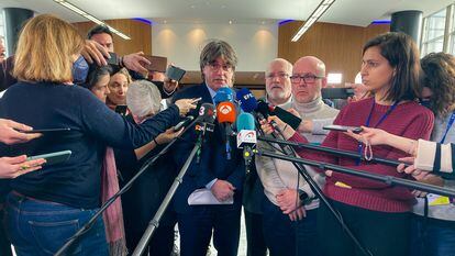 Puigdemont contesta este martes a los periodistas en Bruselas junto a su abogado, Gonzalo Boye (a su izquierda).