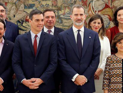 Foto de familia del nuevo Gobierno junto al Rey. En vídeo, los detalles del nuevo Consejo de Ministros.