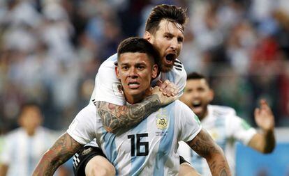 Messi celebra con Rojo el gol que dio el triunfo a Argentina.