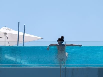 Una mujer en la piscina de la azotea de un hotel en la playa de Barcelona.
