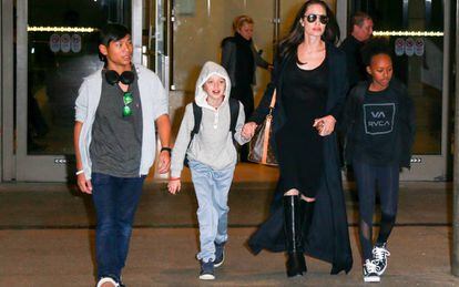 Angelina y tres de sus hijos en el aeropuerto de Los Ángeles con rumbo a Camboya.