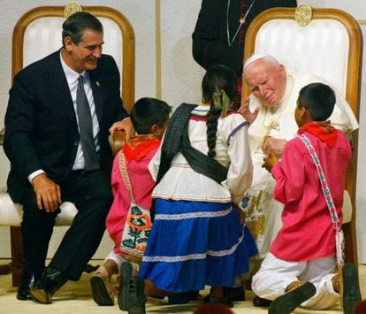 Juan Pablo II visitó México por última vez en 2002, fue recibido por el entonces presidente Vicente Fox.