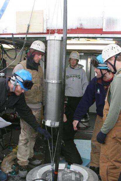 Los expertos del gran detector IceCube, en la Antártida, introducen instrumentos de medida en una de las perforaciones de 2,5 kilómetros