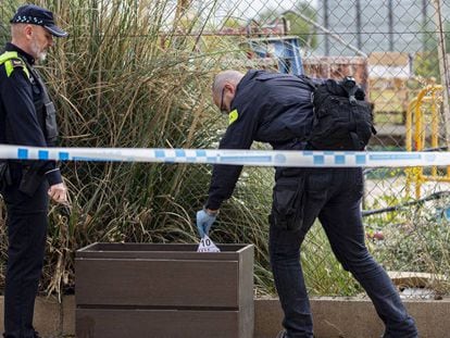 Agentes recogen muestras de la reyerta que tuvo lugar en Badalona el pasado 27 de octubre.