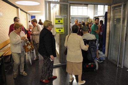 Ambient de les eleccions al parlament basc en un col·legi electoral de Vitòria.