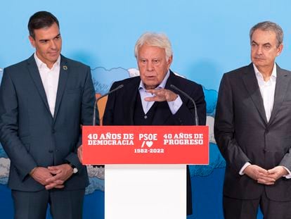 El presidente del Gobierno, Pedro Sánchez (izquierda), y los expresidentes socialistas José Luis Rodríguez Zapatero (derecha) y Felipe González asisten a la inauguración de una exposición sobre los 40 años de democracia, este lunes en la sede del PSOE de Madrid.