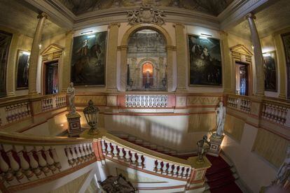 Escalera principal del Palacio de Liria (Madrid). La familia Alba abrirá este jueves las puertas del edificio y, con ellas, la mejor colección conservada en manos privadas en España. El objetivo es hacer sostenible el patrimonio de la familia.