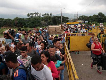 Venezolanos cruzan la frontera con Colombia para hacer compras durante el 'Black Friday'.