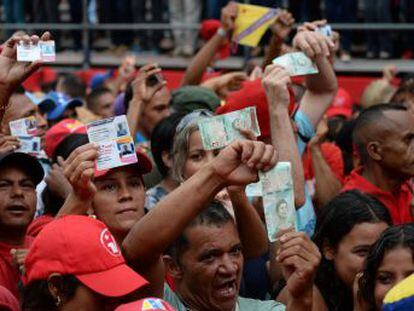 Millones de venezolanos, incluso opositores, se cobijan en el paraguas del carnet de la patria para tratar de paliar los estragos de la crisis