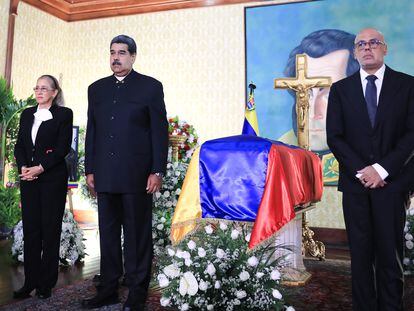 El presidente venezolano, Nicolás Maduro, junto a su esposa Cilia Flores, durante el velorio de Tibisay Lucena, este miércoles en Caracas.