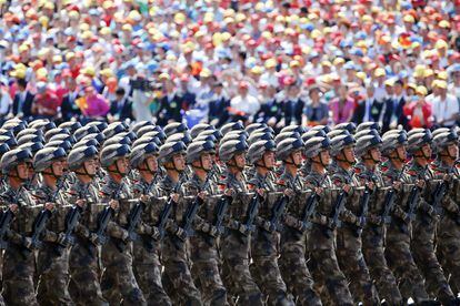 Numerosa asistencia en la plaza de Tiananmen, en Pekín, para ver el desfile militar que ofrece las fuerzas chinas en el 70 aniversario de la finalización de la II Guerra Mundial.