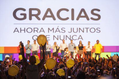 Los seguidores de Mauricio Macri, durante la celebración en su sede de campaña en Buenos Aires, Argentina.