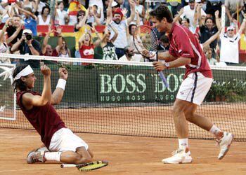 Rafael Nadal, de rodillas, y Tommy Robredo celebran alborozados su victoria sobre los franceses Michael Llodra y Arnaud Clement.