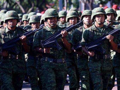 Militares desfilan en Jalisco en una imagen de archivo. 